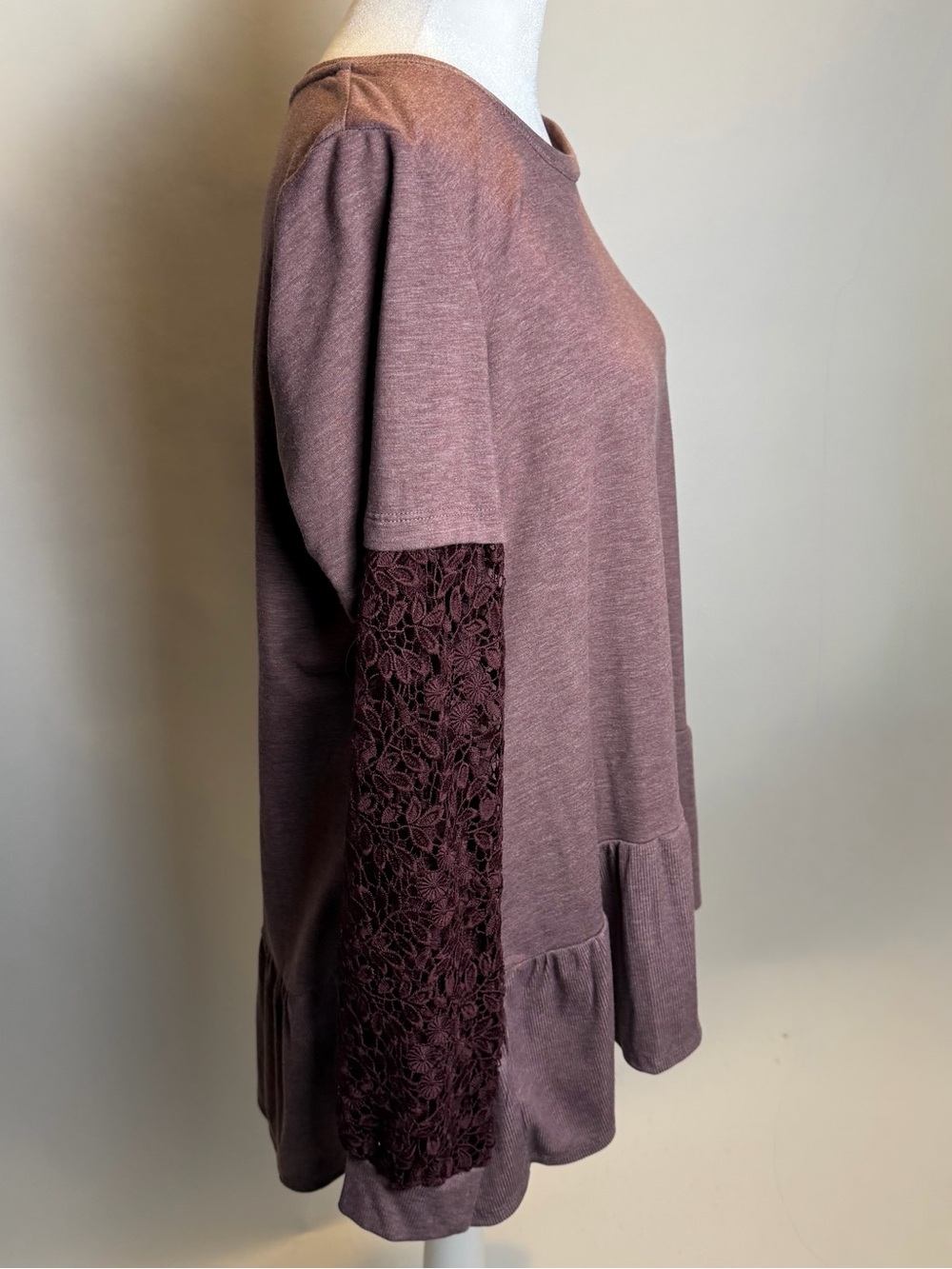 Women’s Lace-Sleeve Peplum Tunic in Mauve - Picture 4 of 11